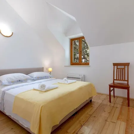 Dubrava - Heated Pool & Olive Grove Retreat I Brac Island Vila *