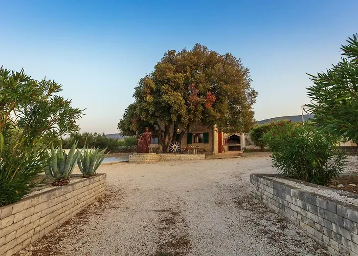 Dubrava Peaceful Getaway In An Olive Grove With Heated Pool Пучишча