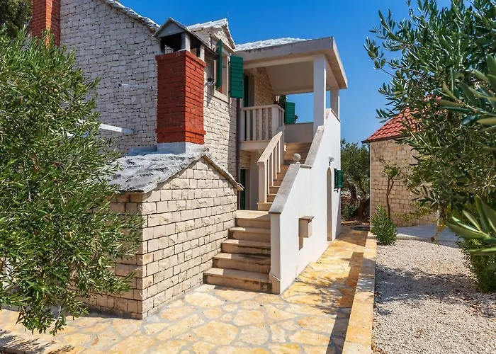 Вилла Dubrava Peaceful Getaway In An Olive Grove With Heated Pool Пучишча
